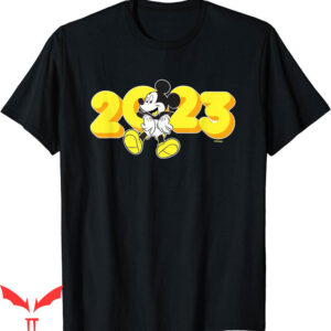 Disney 2023 T-Shirt Mickey Mouse Class Graduation Hangin Out