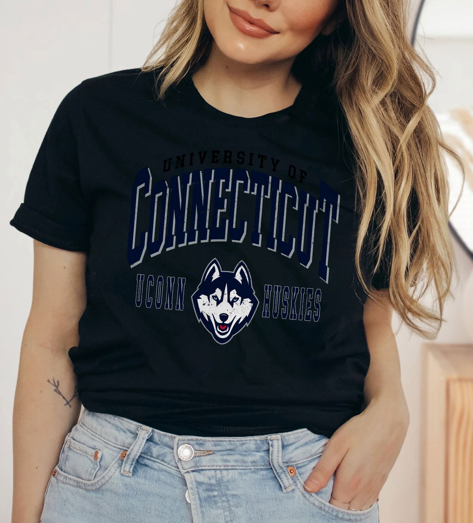 Vintage UConn Huskies Logo T-Shirt Vintage UConn Huskies Logo T-Shirt