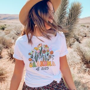 Wildflowers Grandma Est 2023 Pregnancy Announcement Shirt