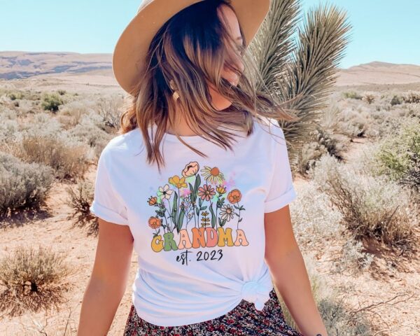 Wildflowers Grandma Est 2023 Pregnancy Announcement Shirt