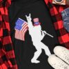Big foot holding America flag – T-shirt for independence day